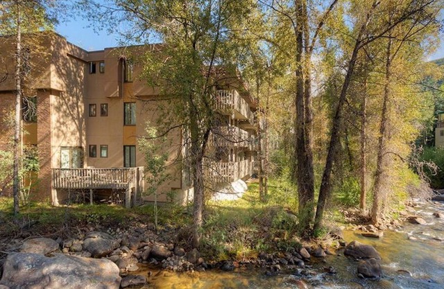 CENTRAL 2 BEDROOM 2 BATH CONDO WITH POOL & JACUZZI