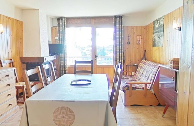 Central apartment, near slopes, sleeps 5, parking, garage