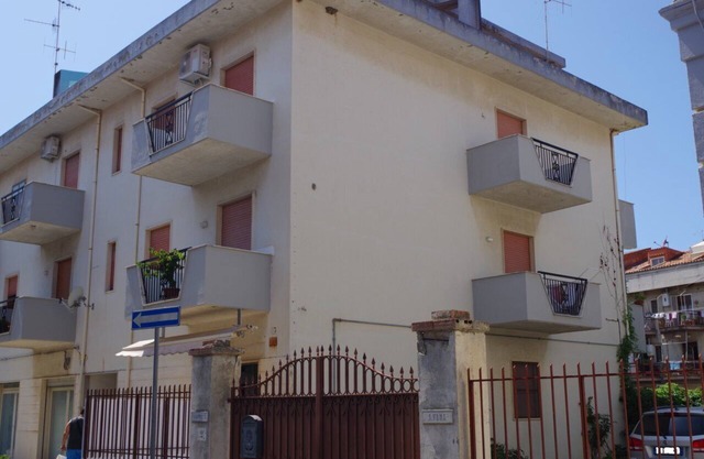 Central apartment, in a small quiet building, close to the sea.