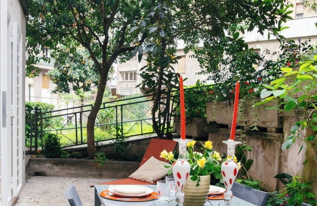 Central apartment whit garden and private parking