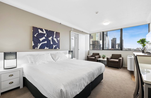 Central Brisbane Studio with Stunning River Views