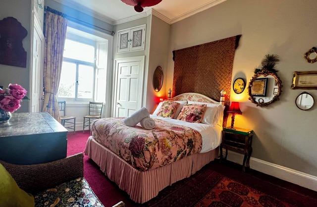 Central Georgian Home with Parking, Art and Antiques