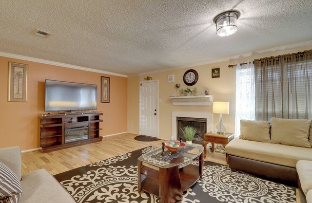 Central Houston Townhome w/Patio: 4 Mi to Airport