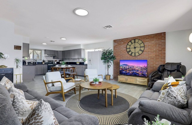 Central Las Vegas 4-Bedroom Home – Pool, Comfort & Convenience