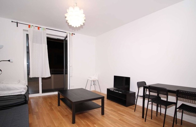 Central Lovely 2ROOM Apartment for 4/TRAIN STATION