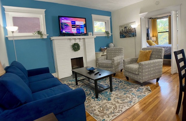 Central location-King + Queen Beds-Steps to Metrolink & Off-Street Parking