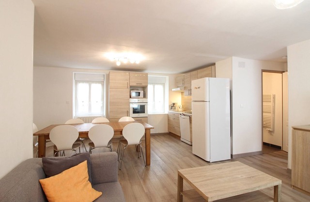 Central Mont-Dore T5, 2-Star, WiFi, Ski Storage, Sleeps 10