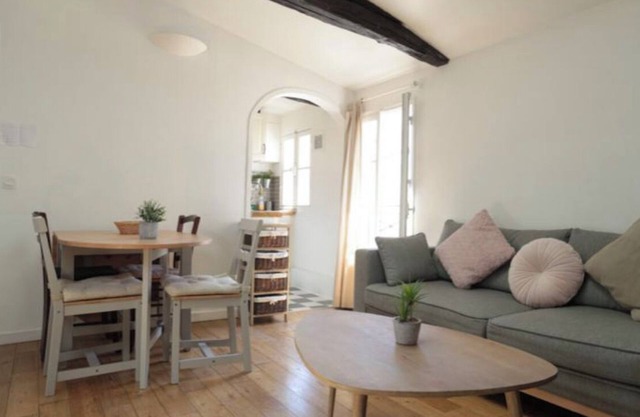 Central Paris flat w/charm Bastille/Marais. Max 5-6 pers 2 min to metro & market