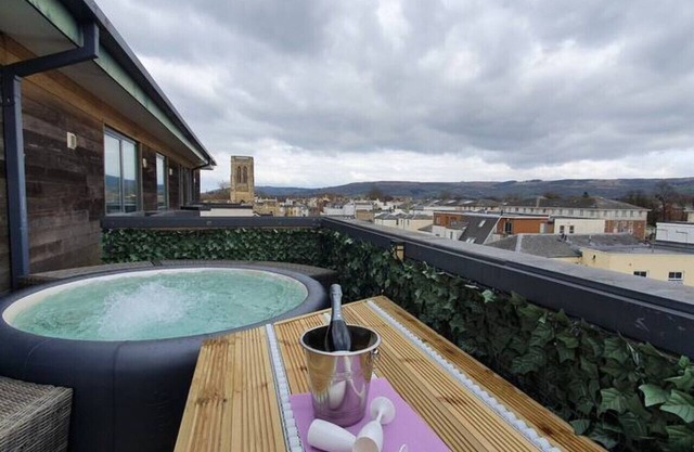 Central Penthouse with Hot Tub & Views 24
