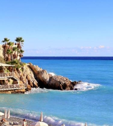 Central place close to the beach AC air , WI FI, parking