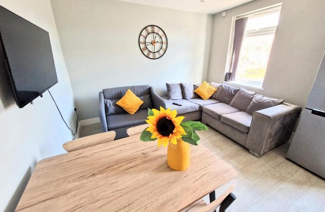 Central Reading Modern 3BR flat - Walk to station and high street