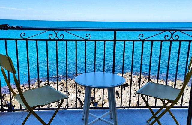 Central Room With Balcony And Amazing Sea View