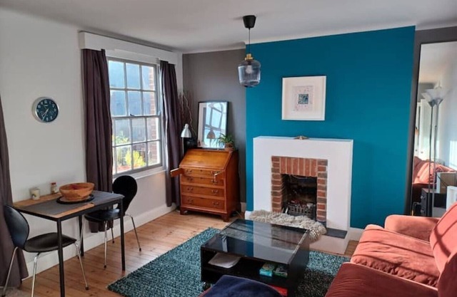 Central & spacious character flat, very near Bedford place and train station