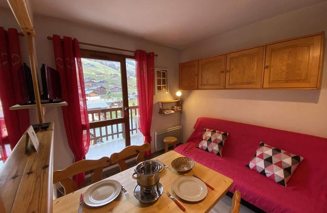 Central Village Apt, Sleeps 4, Close to Slopes, Pool Access