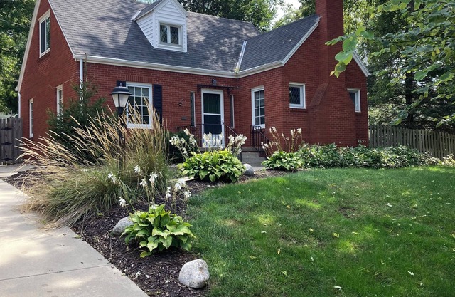 Centrally located 3-bedroom house in Omaha -Pet friendly!