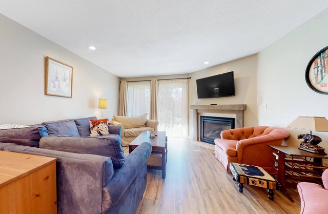 Centrally located condo with pools, hot tubs, tennis, skating, & skiing access