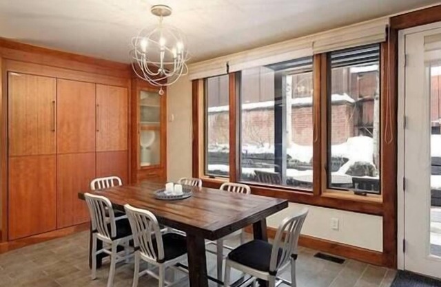 Centrally Located Condo, Few Blocks to the Gondola
