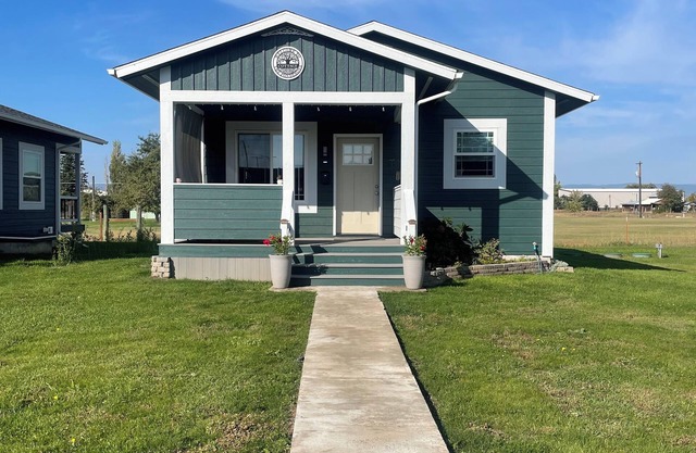 Centrally located. Cute, clean cottage. Full bath. Washer, Dryer. Kitchen.