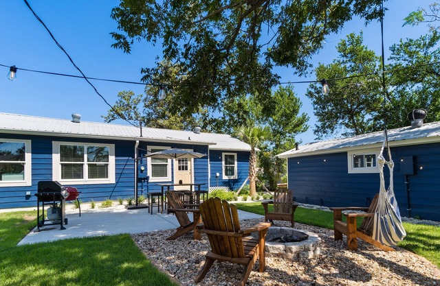 Centrally-located dog-friendly home & studio with firepit, grill, hammock, patio
