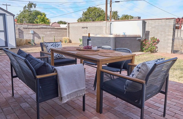 Centrally Located Mid-Century - 3 Bd/2Ba Quiet Pet-Friendly Hot Tub