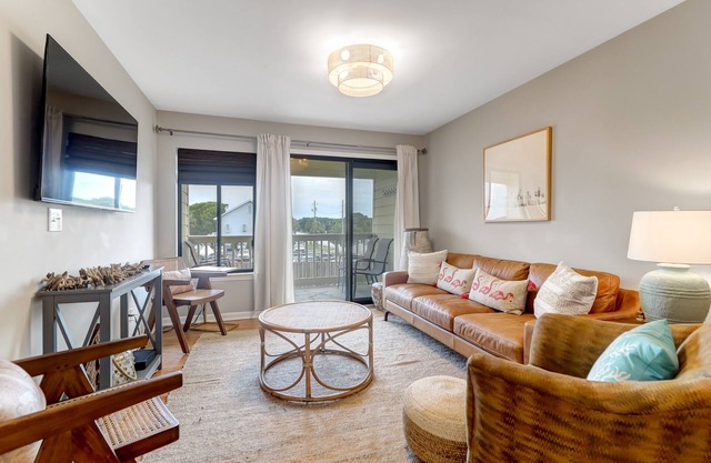 Centrally located condo, Renovated, Pool & Pier access, Close to beach - 204A Oceanside