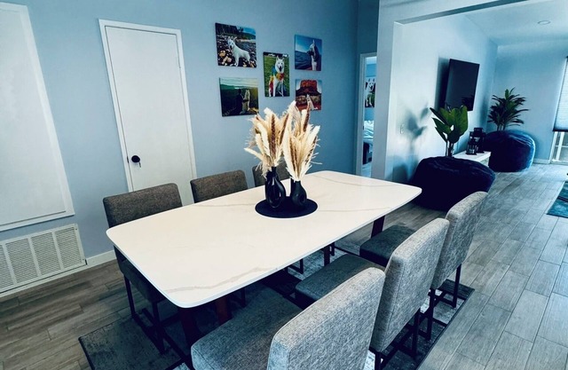 Centrally located and spacious condo with mountain views. Dog-friendly!