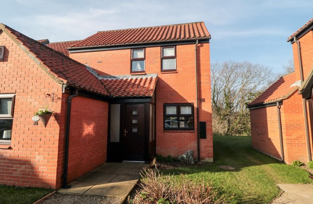 CHA CHA'S COTTAGE, family friendly, with pool in Whitby