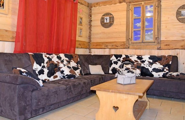 Chalet, 350m from ski slopes, sauna, balcony, fireplace or stove, parking, tv, ski locker, 140m²