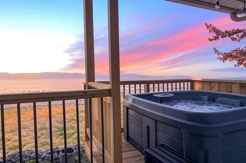 Chalet #14 Waterfront with Spa Fireplace WiFi & AC