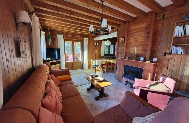 Chalet, 300m from ski slopes, 3rd floor, terrace, fireplace or stove, tv, 205m², Montgenèvre