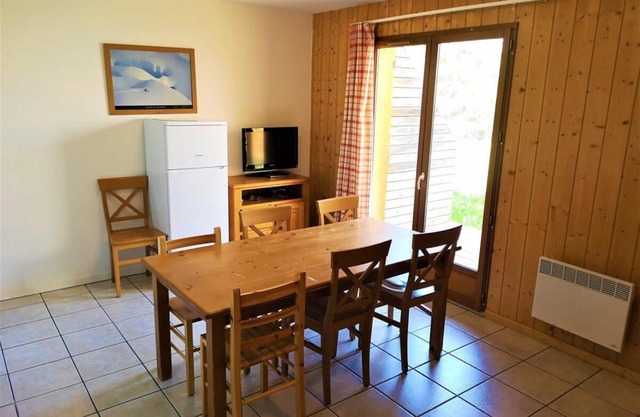 Chalet, 350m from ski slopes, view mountain, fitness, terrace, parking, tv, ski locker, 43m²