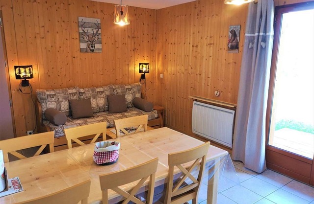 Chalet, 350m from ski slopes, view mountain, fitness, terrace, parking, tv, ski locker, 43m²
