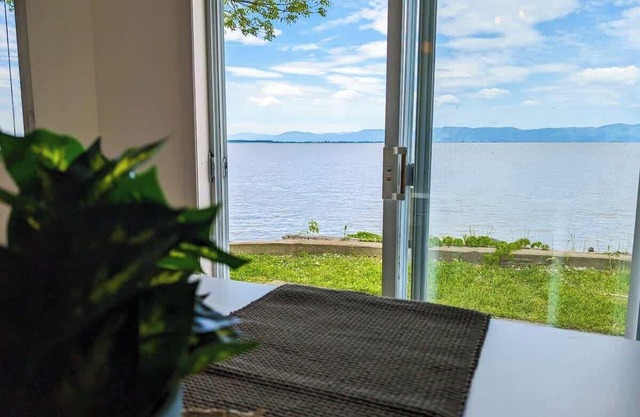Chalet #4 Waterfront with Spa, Fireplace and Wifi