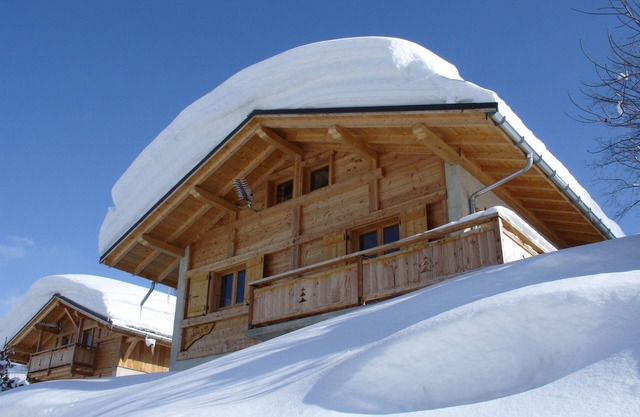 Chalet 8/12 pers. Quiet, heated POOL, GAMES for children, near the village