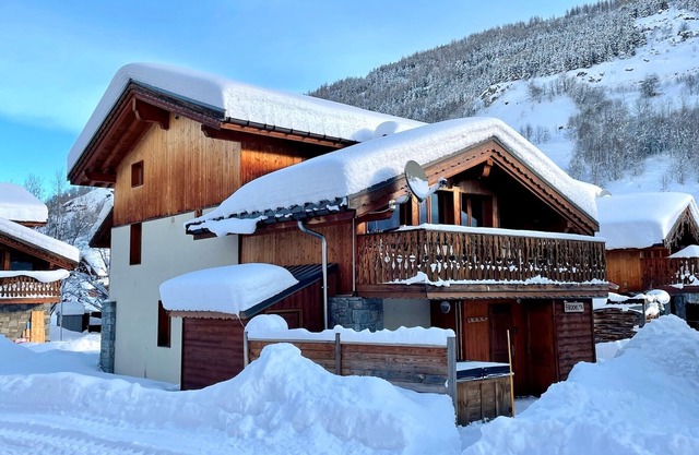 Chalet Brooklyn 15+/on the slopes/3Valleys/jacuzzi/sauna/fireplace/wifi/XBox