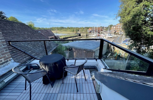 Chalet Bungalow with water views, Eling