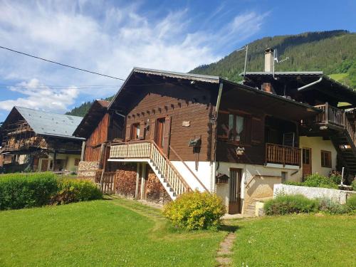 Chalet cosy pour 2-3 pers. avec jardin au cœur du village, à 5 min du ski et proche des commerces - FR-1-342-274