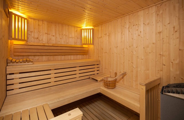 CHALET DE LUXE in MERIBEL, 18 pers - swimming pool - services included