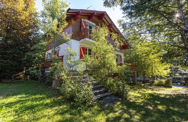 Chalet des Melezes - Four Bedroom House, Sleeps 9