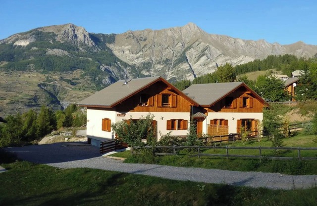 Chalet 'Deux Grands Chalets Communicants' with Mountain View, Shared Pool and Wi-Fi