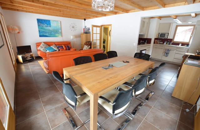 Chalet w/modern furnishings - great place to spend time with friends