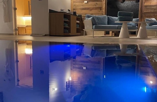 Chalet 5* with swimming-pool, ski in/out and view on Mont-Blanc, 10 people