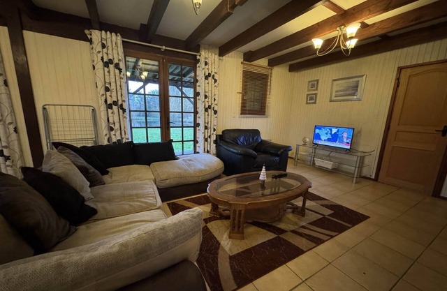 Chalet in Aubigné-Racan with Pool & Garden