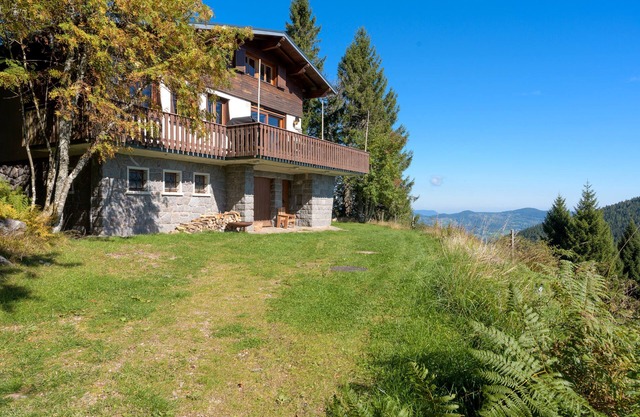 Chalet 'La Rocaille' with Mountain View, Private Terrace and Wi-Fi