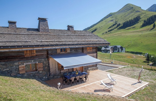 Chalet La Trafolée : summer in the mountain pastures, winter next to the slopes.