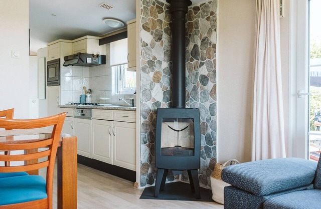 Chalet located of the edge of Park de Goederee near beaches, dunes, sea and the Grevelingenmeer.