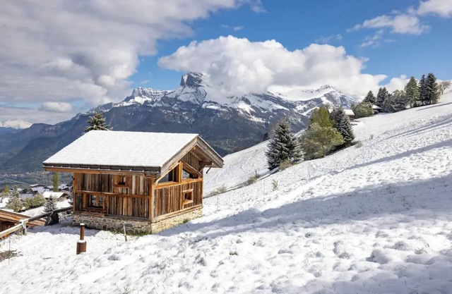 Chalet 'Mazot De Warens' with Mountain View, Private Terrace and Private Garden
