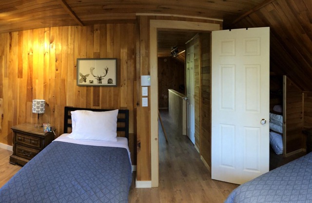 Chalet on the shores of a lake, ideal for families.