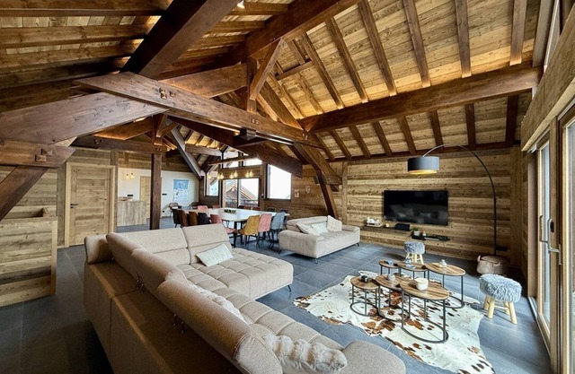 Chalet on the slopes with indoor pool- up to 15 guests