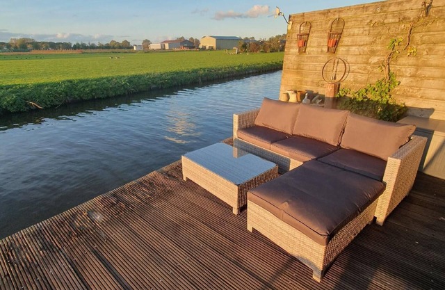 Chalet op Zee in Wervershoof with lake view and terrace with private access to the water